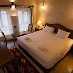 Memory Cave House Hotel *